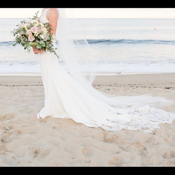 Wedding gown - Picture 2 of 4